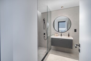 Shower, hair dryer, towels - StayShort - Studio in 15 Northside Sleeps 2 with City Views (Business Bay)