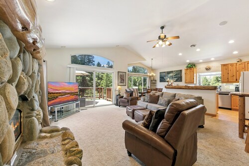 Paradise in the Pines: Hot Tub, BBQ, Pet Friendly