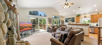 Paradise in the Pines: Hot Tub, BBQ, Pet Friendly