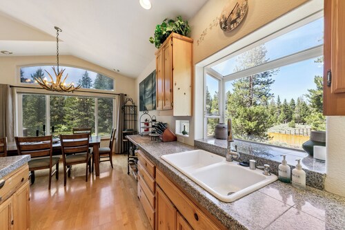 Paradise in the Pines: Hot Tub, BBQ, Pet Friendly