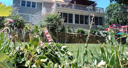 Charming apartment overlooking private gardens, walk to downtown Mystic
