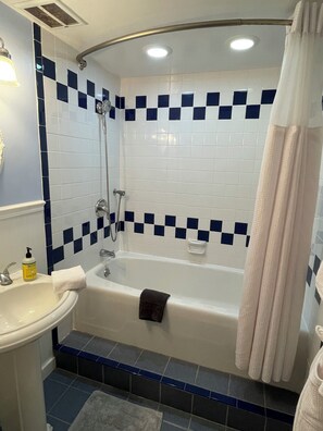 Secadora de cabello, bidet, toallas, jabón