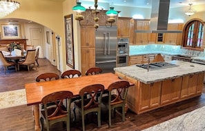 Dining - Amazing house in Broadmoor conveniently located to hotel and nature park (Colorado Springs)