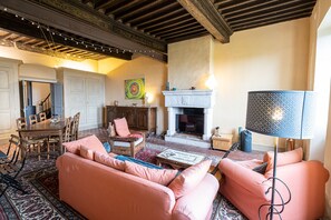 TV, fireplace