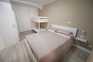 Habitación cuádruple familiar | Caja de seguridad en la habitación y escritorio 