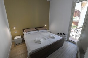 Classic Double Room | In-room safe, desk, laptop workspace, soundproofing - Scilla SeaFront Rooms (Scilla)