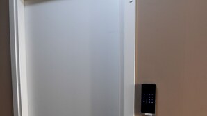 A closed door with a digital lock and a number plate. - Scilla SeaFront Rooms (Scilla)