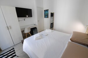 Classic Double Room | In-room safe, desk, laptop workspace, soundproofing