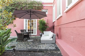Standaard suite, uitzicht op tuin | Luxe beddengoed, donzen dekbedden, een kluis op de kamer