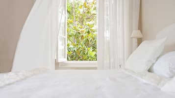 Suíte luxo, 2 quartos, vista para o jardim | Roupas de cama premium, edredons de pluma, cofres nos quartos