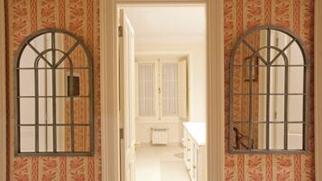 Deluxe suite, 2 slaapkamers, uitzicht op tuin | Badkamer | Een douche, designer toiletartikelen, een haardroger, handdoeken