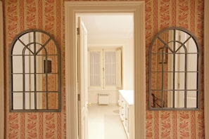 Suite Deluxe, 2 habitaciones, vista al jardín | Baño | Regadera, amenidades de baño de diseñador, secadora de cabello, toallas