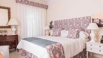 Suite – deluxe, 2 soverom, hageutsikt | Sengetøy av topp kvalitet, dundyner og safe på rommet