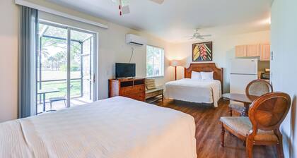 Heated Pool, Private Patio: Naples Resort Retreat!
