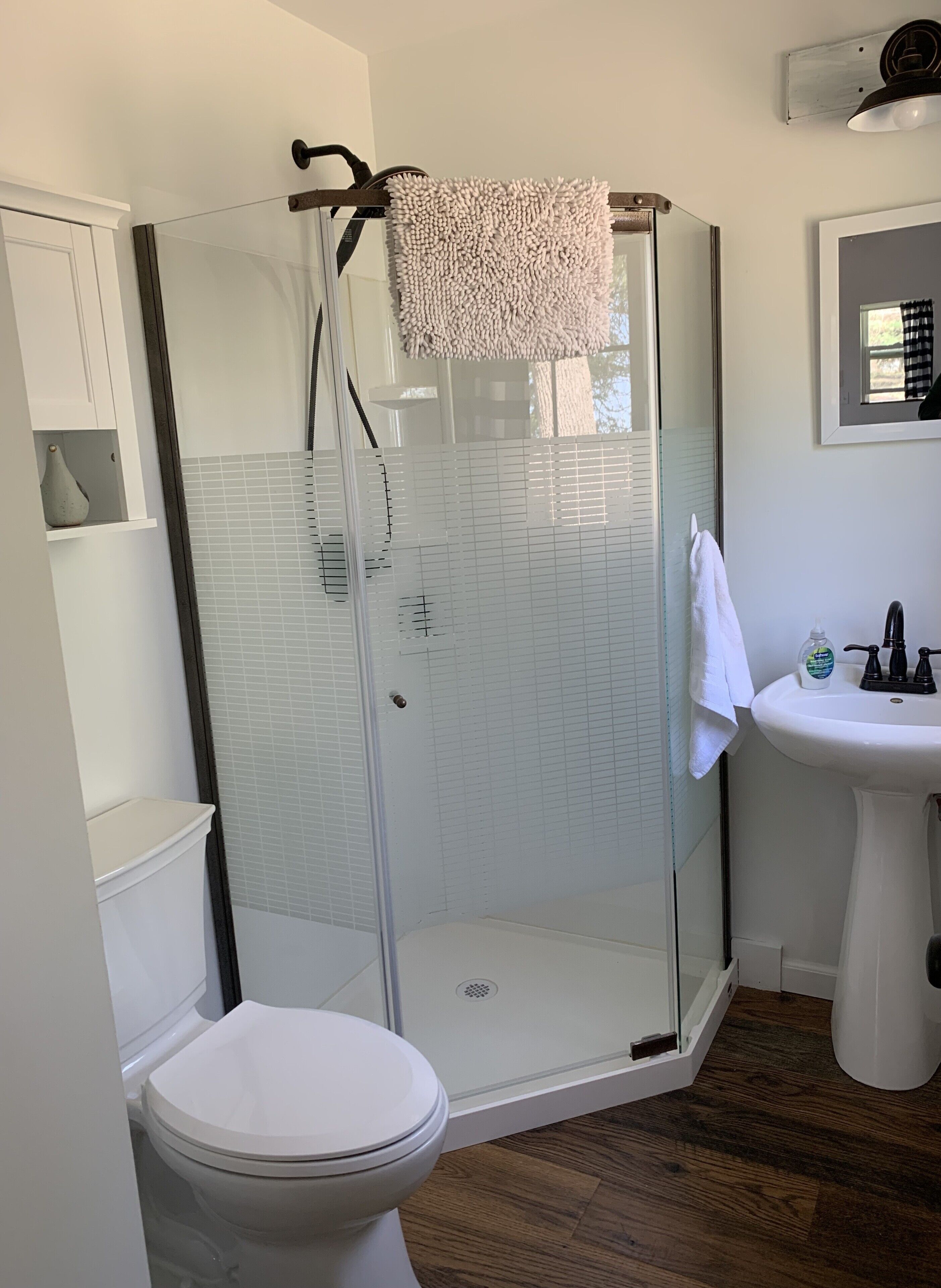 Douche, serviettes fournies, papier toilette