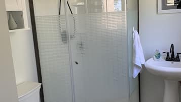 Douche, serviettes fournies, papier toilette