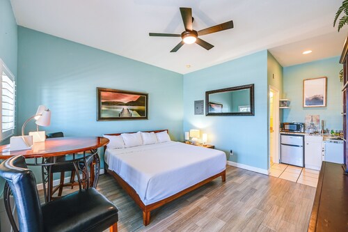Relax By Pool, Stay Near Parks: Naples Studio
