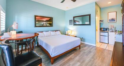 Relax By Pool, Stay Near Parks: Naples Studio