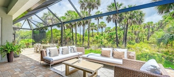 Outdoor Oasis: Upscale Hideaway in Naples!
