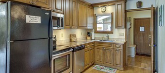 Family Retreat on Cross Lake: Boat, Swim & Relax!