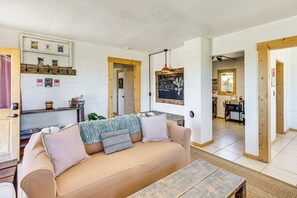 House (2 Bedrooms) | Interior - 5 Mi to Joshua Tree National Park: Desert Oasis! (Twentynine Palms)