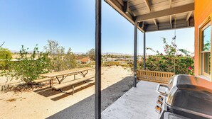 An outdoor patio with a picnic table and a barbecue grill. - 5 Mi to Joshua Tree National Park: Desert Oasis! (Twentynine Palms)