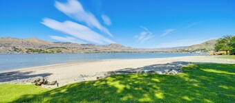 Steps to Lake Chelan: Condo w/ Resort Amenities!
