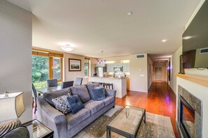 Interior - Steps to Lake Chelan: Condo w/ Resort Amenities! (Chelan)