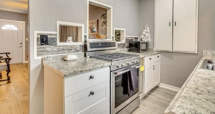 3 Mi to Dtwn Okc: Inviting Home w/ Yard!