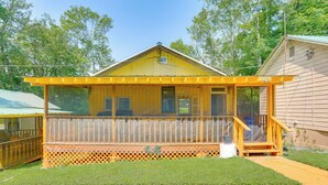 A yellow wooden cabin with a covered porch and a fenced yard. - 6 Mi to State Park: Monticello Cabin! (Mongaup Valley)