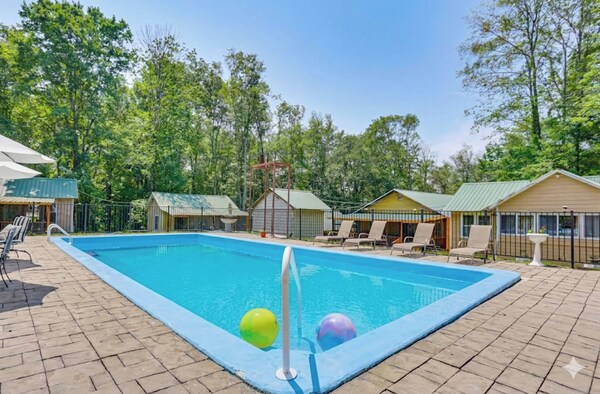 5 Mi To Swinging Bridge Reservoir: Cabin W/ Porch! - Bethel