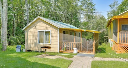 5 Mi to Swinging Bridge Reservoir: Cabin w/ Pool!