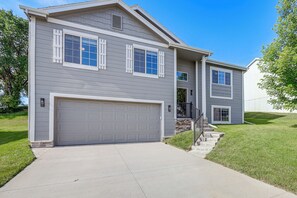 House (3 Bedrooms) | Interior - 4 Mi to Offutt AFB - Family Home in Omaha Suburbs! (Bellevue)