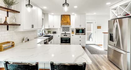 15 Mi to Downtown Sioux Falls: Gem w/ Yard!