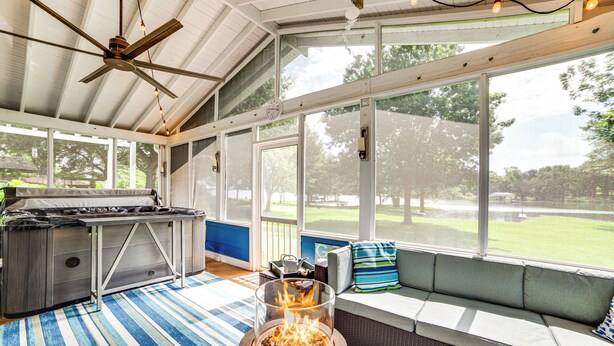 Un espacio al aire libre techado con una parrilla, un brasero y una zona de estar con vistas al exterior.