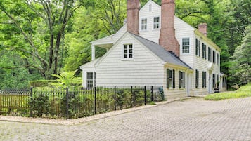 House (4 Bedrooms) | Front of property