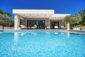 Pool - Villa Chiara, Neubau-Ferienhaus Pula-Sisan (Šišan)