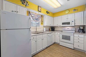 Een koelkast, een magnetron, een oven, een kookplaat