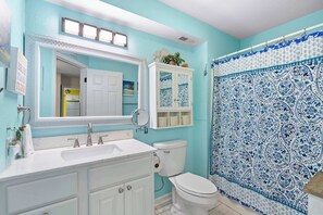 Douche, séchoir à cheveux, serviettes fournies