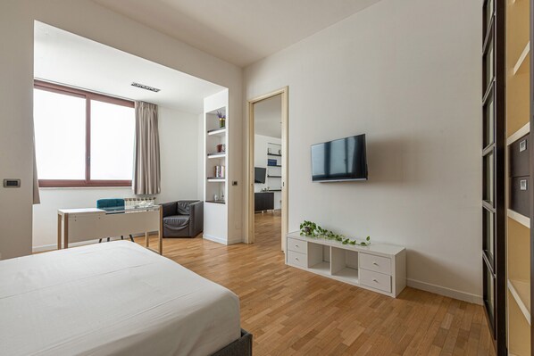 Iron/ironing board, free WiFi, bed sheets