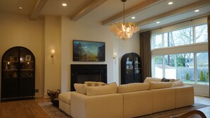 Smart TV, fireplace - Luxury 5-bedroom house in charming Royal Oak with hot tub and steam sauna (Royal Oak)