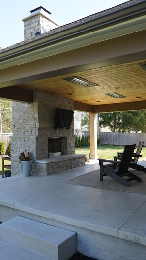 Terrace/patio - Luxury 5-bedroom house in charming Royal Oak with hot tub and steam sauna (Royal Oak)