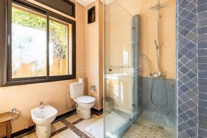 Douche, sèche-cheveux, serviettes fournies, savon
