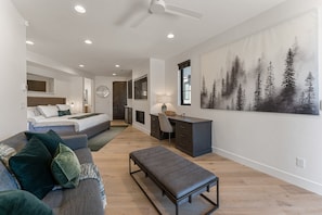 3 chambres, bureau, fer et planche à repasser, lit de bébé portatif