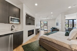 3 bedrooms, desk, iron/ironing board, travel cot