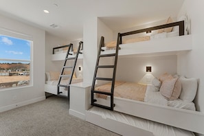 6 bedrooms, desk, iron/ironing board, travel crib