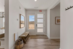 Interior - Isle of Adventure: Sleeps 24 + Rec Center Access! (Washington)