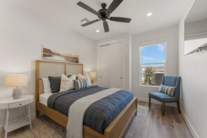 6 habitaciones, escritorio y tabla de planchar con plancha