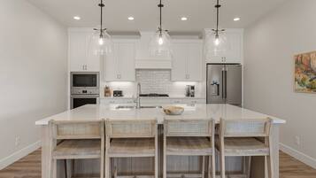 Een koelkast, een magnetron, een oven, een kookplaat