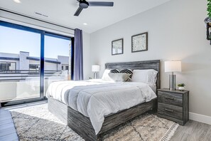 3 chambres, bureau, fer et planche à repasser, lit de bébé portatif